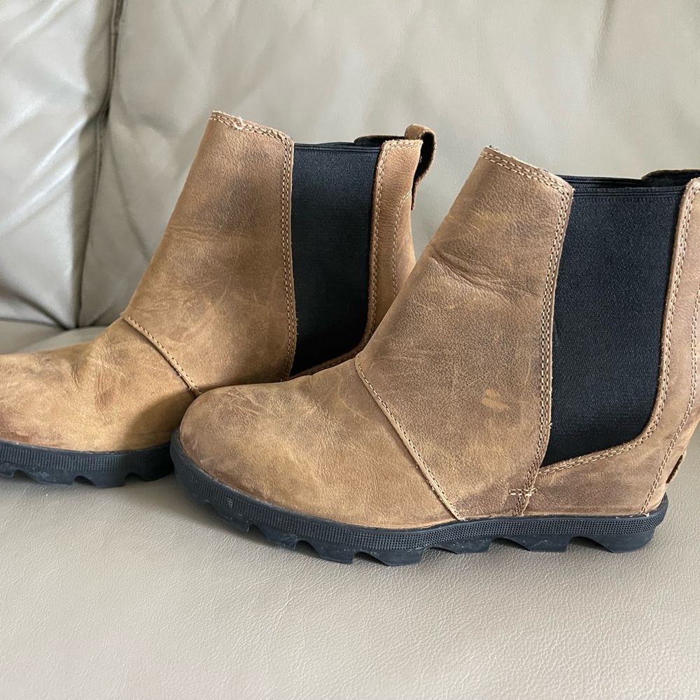 Sorel Joan of Arctic Tan and Black Wedge Ankle Boots, 8